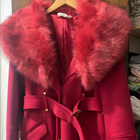 Luxurious Red Fur-Trimmed Coat - Picture 3 of 5